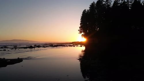 Felsige Küste an der Pazifikküste Sonniger Sonnenuntergang