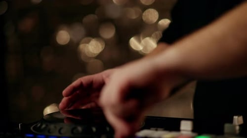DJs, die Musik auf einem Controller mischen, präsentieren farbenfrohe Lichter vor einem verschwommenen Hintergrund und erzeugen eine