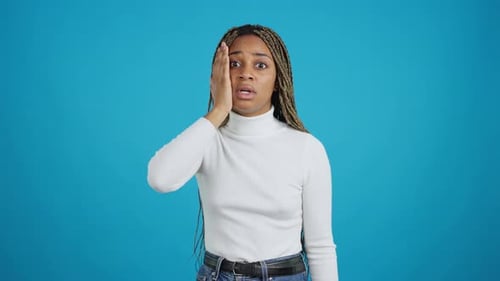 Femme africaine oublieuse faisant un geste d'erreur avec la main