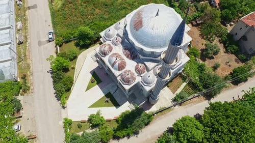 Luftaufnahme der Weißen Moschee mit Minarett