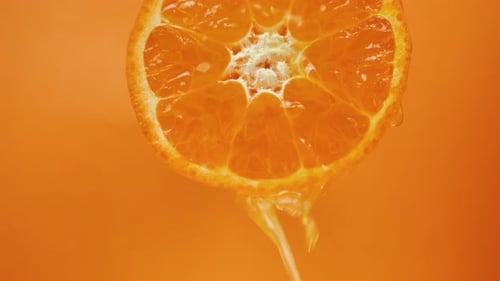 Jugoso y refrescante jugo de mandarina de Half a Tangerine Flows