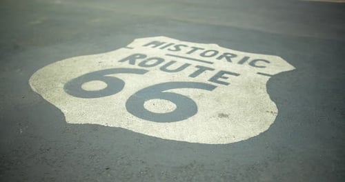 Route 66-Logo auf der Straße in Pontiac, Illinois, Vereinigte Staaten