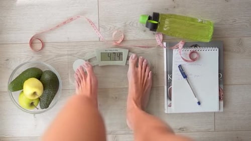 Primer plano, piernas magras de una chica delgada que muestran el peso perfecto