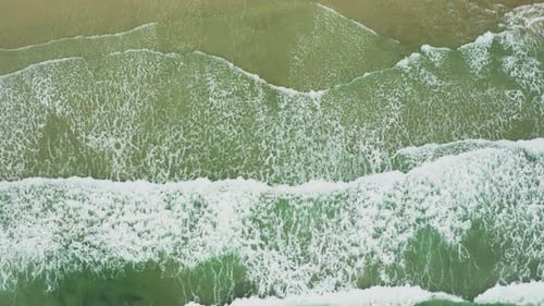 Vues aériennes des vagues tropicales qui déferlent sur le rivage.