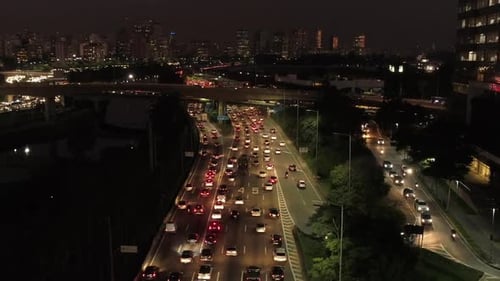 Vista aérea da Marginal Pinheiros, hora do rush, à noite, São Paulo, Brasil