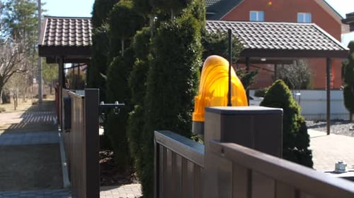 Das Tor wird ferngesteuert geschlossen, bevor Sie den Innenhof des Hauses betreten