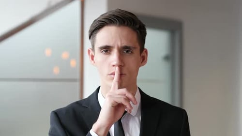 Silence du doigt sur les lèvres au bureau