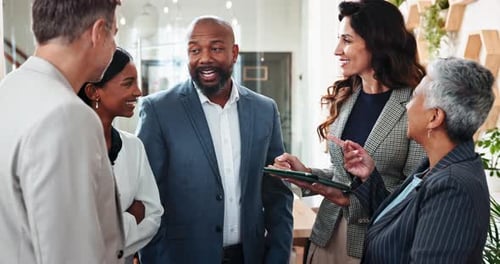 Pessoas, discussões e tablet no escritório para negócios, feedback de campanhas e conselhos na empresa