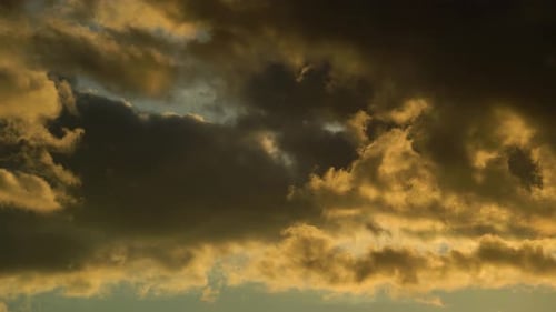 Bewegung orangefarbener giftiger Wolken am Himmel