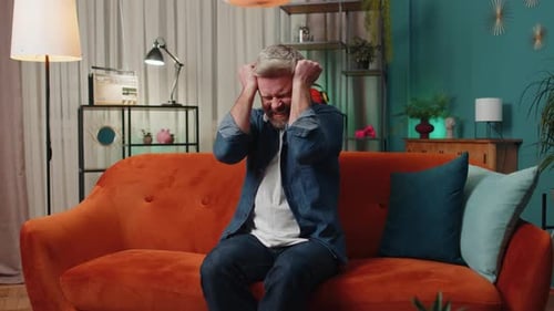 Un vieil homme furieux crie de stress, de tension, de panique, d'horreur, de désespoir, de peur, de surprise, de choc