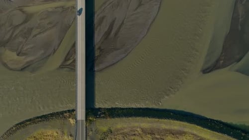 Vista aérea de una carretera que cruza un río glacial en la región sur de Islandia.