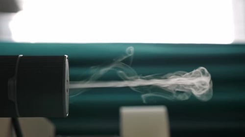 Diffusor diffundierender Dampf im Wohnungsraum Vertikale Aufnahme