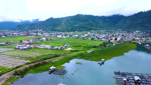 Vue aérienne du village côtier au bord du lac d'eau douce. Takengon, dans le centre de l'Aceh
.