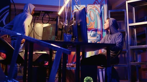 Hackers codificando malware juntos