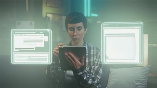 Individuo que trabaja con pantallas de datos holográficas Persona que realiza tareas digitales con ambiente