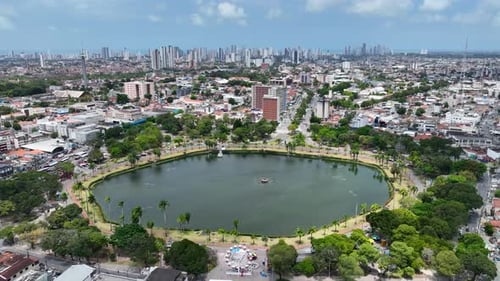 Paisagem urbana da famosa lagoa na cidade de João Pessoa, no nordeste do Brasil.