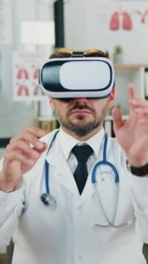 Moderne Technologie in der Medizin: Konzept, wo gut aussehend, konzentriert, hochqualifiziert, bärtig