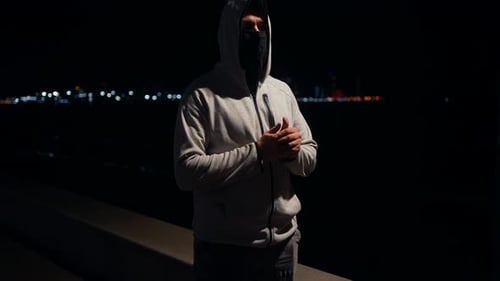 Porträt Straßenräuber oder Dieb mit Maske und Kapuze