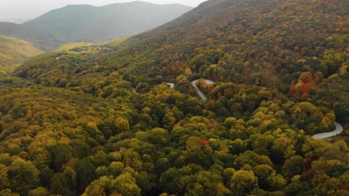 Images filmées par Drone d'une route de montagne sinueuse en automne - 12.10.2018, Sliven, Bulgarie