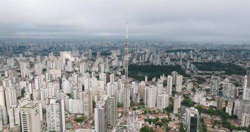Vista aérea da Avenida Paulista e dos arranha-céus, Brasil.