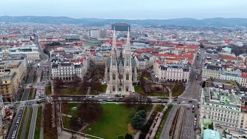 Drone aérien grand angle volant vers la cathédrale de la Votivkirche à Vienne sous le soleil d'hiver
