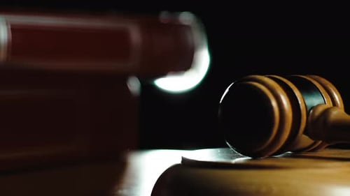 Holzhammer im Gerichtssaal auf dem Tisch