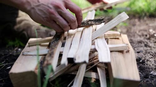 El hombre construye una fogata