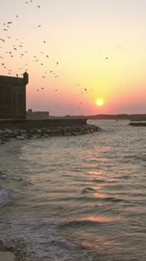Silhouette du fort d'Essaouira avec coucher de soleil, Maroc
