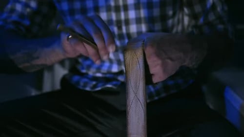 S'engager dans l'art de fabriquer un objet en bois dans des conditions de faible éclairage avec compétence et passion