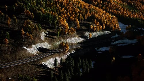 Uma vista aérea de uma estrada nas montanhas Belo pôr do sol