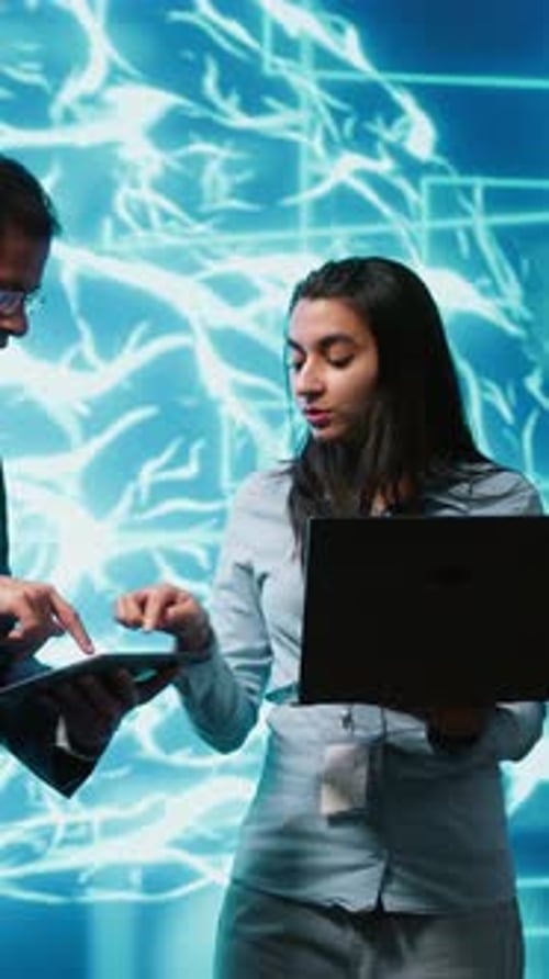 Vertikale Videomitarbeiter verwenden neuronale KI-Netzwerke, die dem Brainstorming des menschlichen Gehirns nachempfunden sind