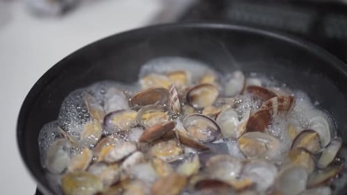 How to make sake-steamed clams