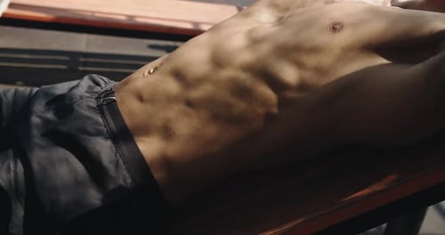 Vue recadrée d'un jeune homme avec un pack de six comprenant un entraînement et un entraînement abdominal