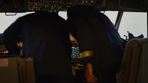 Equipe diversificada de capitão e copiloto se preparando para decolar