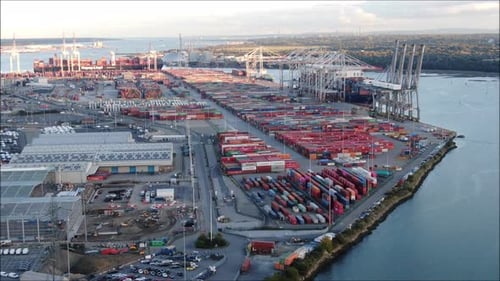 Foto aérea de drone do Porto de Southampton. Terminal de contêineres movimentado e industrial com navios e