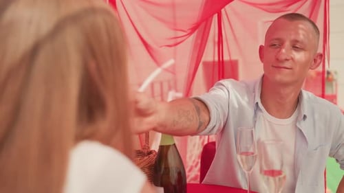 Gentleman Shares Flame Outdoors Masculino estende isqueiro em direção à mulher durante piquenique Homem oferece seu