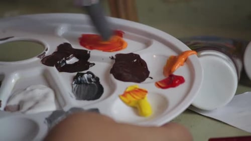 Mélanger les peintures avec un pinceau. Il s'agit de peinture acrylique mais peut ressembler à de la peinture à l'huile diluée
.