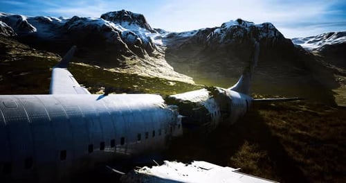 Das Wrack eines Flugzeugs ruht bei Tageslicht in einer abgelegenen Berglandschaft