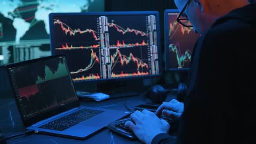 Finanzanalyst arbeitet an einem Computer mit Multi-Monitor-Workstation mit Aktien in Echtzeit, Commod