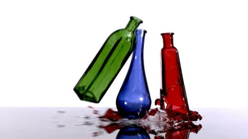 Des bouteilles en verre colorées se brisent lors d'une puissante destruction au ralenti