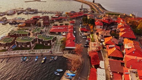Vue aérienne de Nessebar, Bulgarie avec front de mer et toits