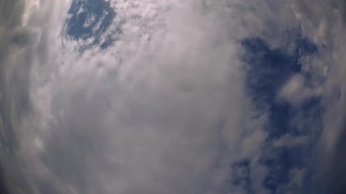 Blauer Himmel und Wolkenschicht, die sich an einem schönen, sonnigen Nachmittag bewegen; Zeitraffer der Wolken mit unterschiedlichen