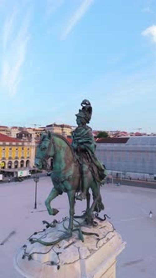 Vue aérienne de la statue du roi José I à Praca do Comercio, au Portugal.