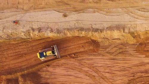 Nahaufnahme eines Bulldozers bei der Erdvorbereitung auf einer Baustelle