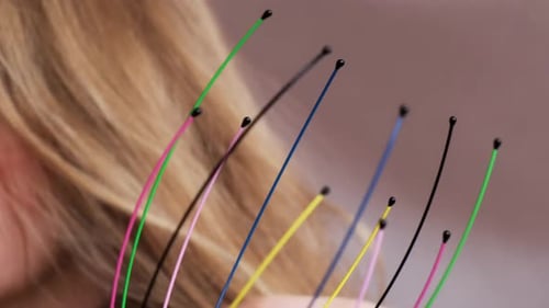 Unerkennbare Frau genießt zu Hause eine Kopfhautmassage mit einem Massagegerät, Nahaufnahme der Kopfhaut