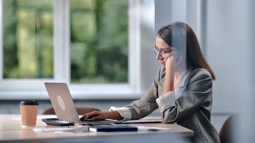 Müde Geschäftsfrau Workaholic, Arbeit, Laptop, Papierkram, Schreibtisch, Fenster, Büroalltag, traurige Müdigkeit