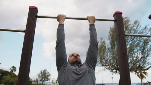 Hombre entre flexiones para entrenar al aire libre por última vez
