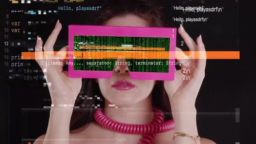 Frau mit Videobrille mit Codierung