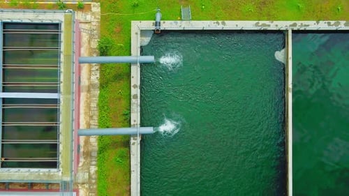 Vue aérienne du dessus d'un tuyau qui coule de l'eau