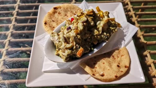Aufnahme eines köstlichen Meeresfrüchtesalats, der im Restaurant auf einem rechteckigen Teller serviert wird.